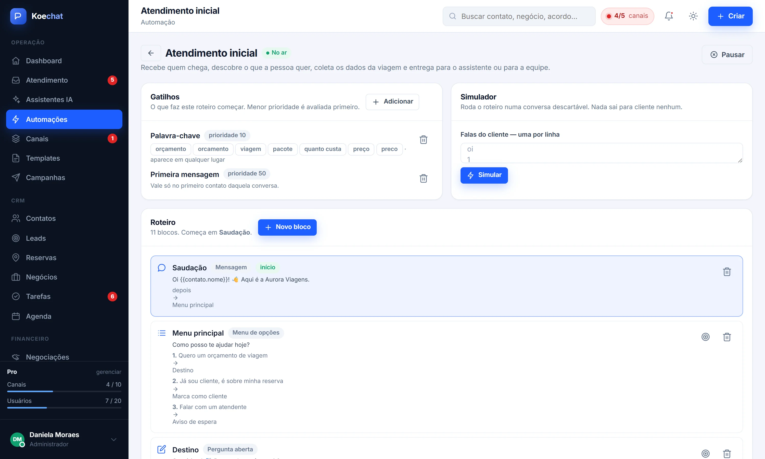 Editor de automação com gatilhos, blocos do roteiro e simulador.